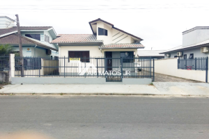 Casa com ótima localização no bairro Nova Divinéia