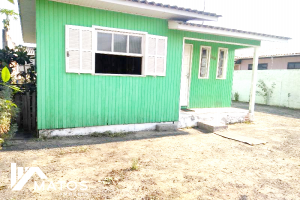 Casa com galpão nos fundos