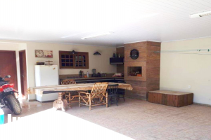 Casa com 03 dormitórios e suíte