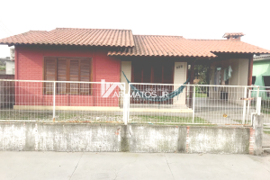 Casa muito bem localizada no bairro Lagoão